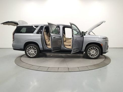 Used 2023 Cadillac Escalade ESV Premium Luxury AWD/4WD image 16
