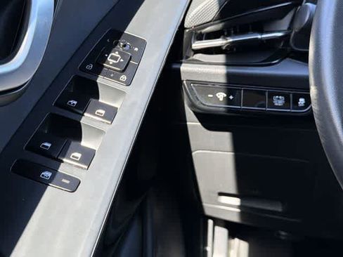 Used 2023 Kia Niro EX image 14