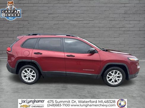 Used 2017 Jeep Cherokee Sport FWD image 2