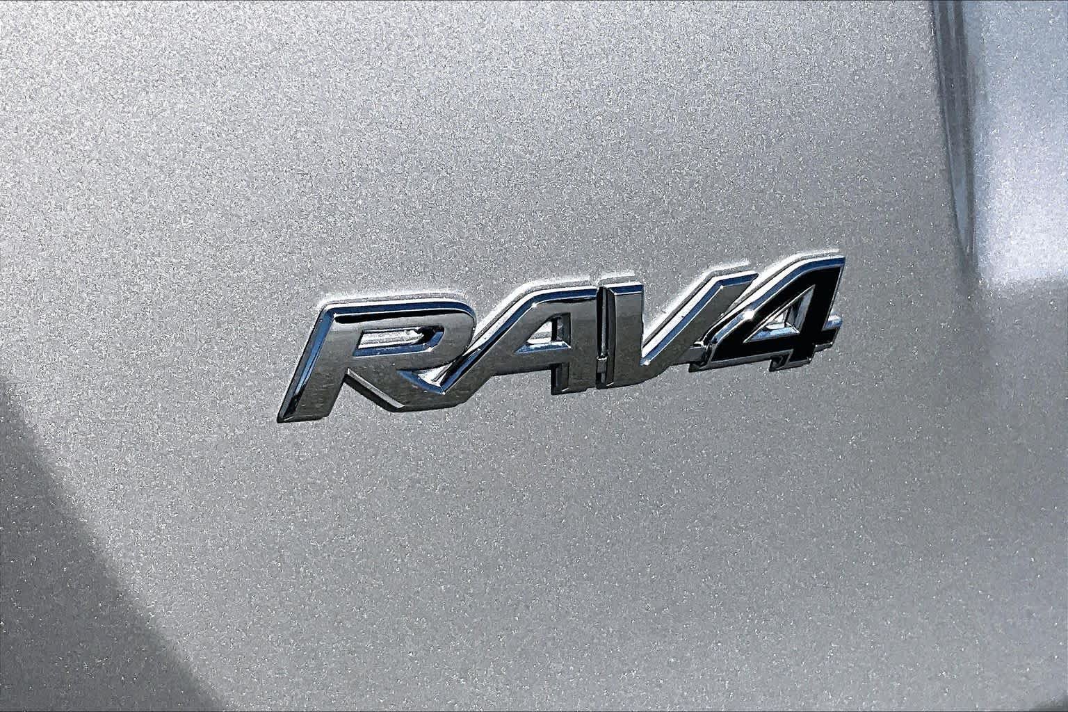 Used 2018 Toyota RAV4 XLE AWD/4WD image 30