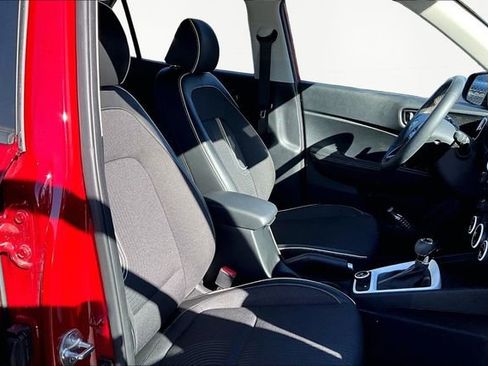 Used 2023 Hyundai Venue Limited image 20