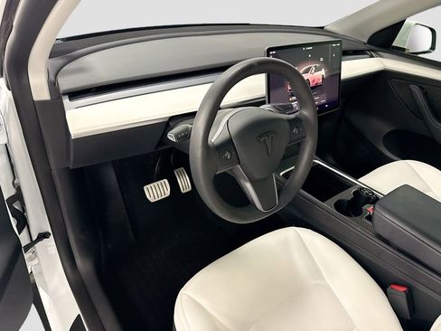Used 2023 Tesla Model Y Performance image 9