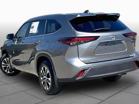 Certified 2025 Toyota Highlander XLE image 12