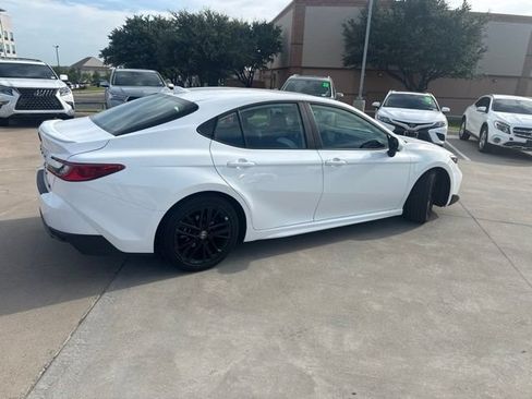 Used 2025 Toyota Camry SE FWD image 3