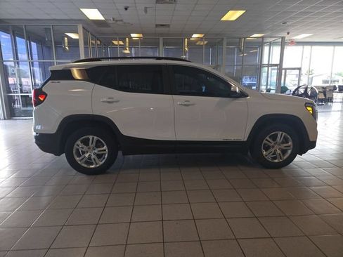 Used 2022 GMC Terrain SLE w/ Driver Convenience Package FWD image 9