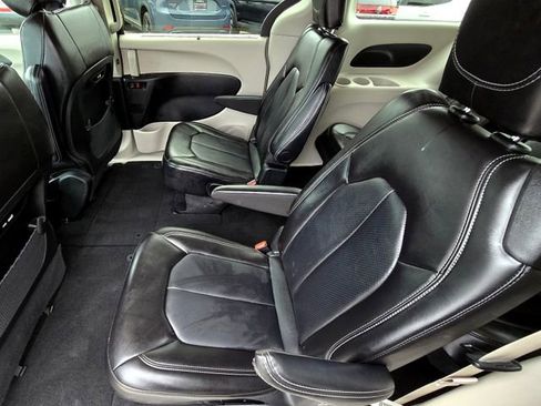 Certified 2024 Chrysler Pacifica Touring-L image 25