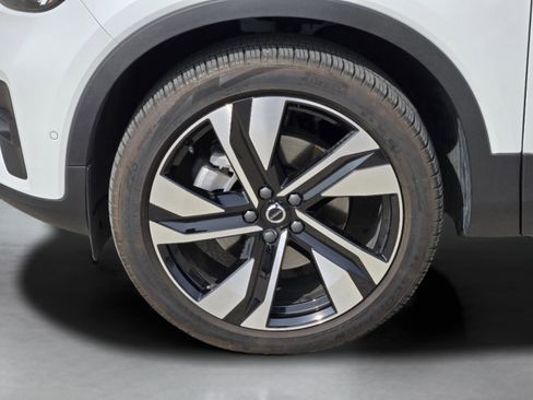 Used 2025 Volvo XC40 B5 Plus w/ Protection Package Premier image 40