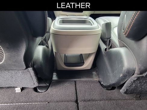 Used 2017 Chrysler Pacifica Touring-L FWD image 11