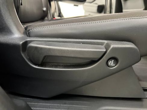 Used 2025 Nissan Pathfinder SL FWD image 25