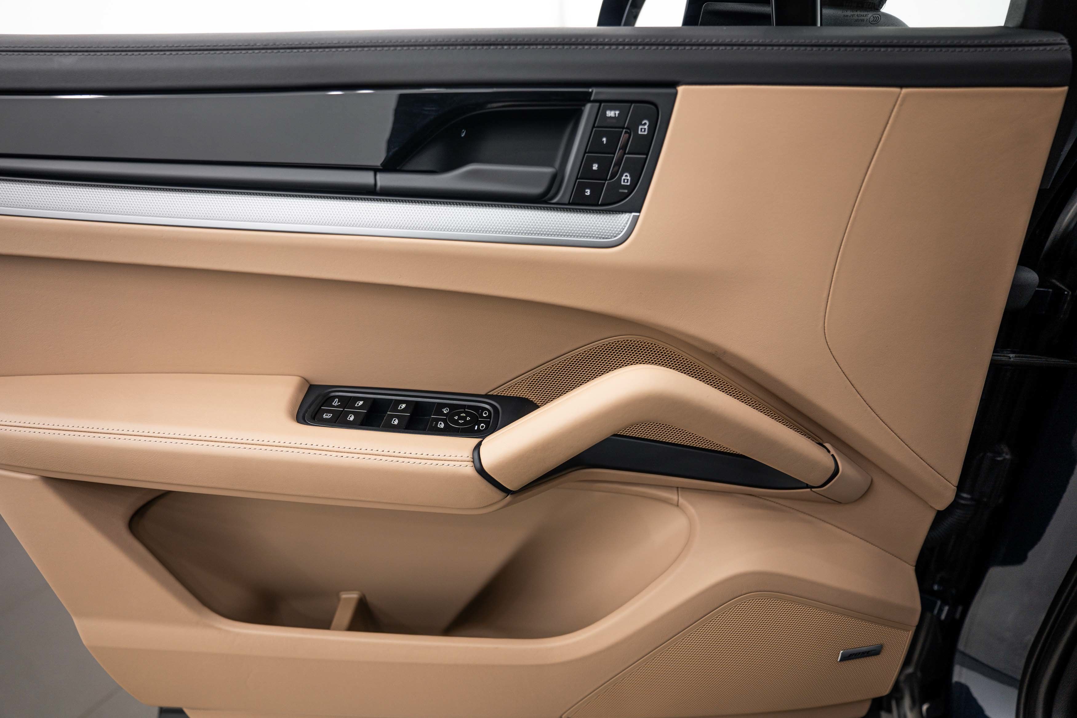 Certified 2024 Porsche Cayenne Coupe AWD/4WD image 19
