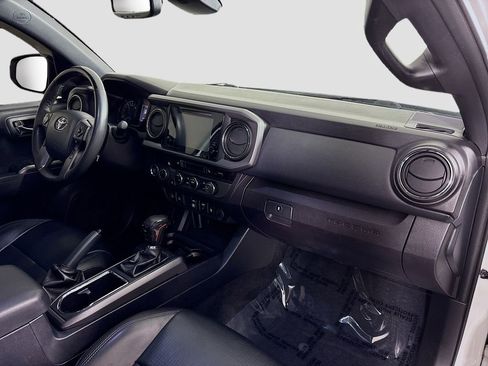 Used 2018 Toyota Tacoma SR5 AWD/4WD image 30