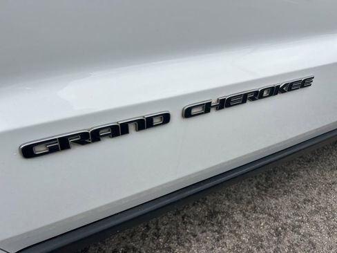 Used 2017 Jeep Grand Cherokee Limited image 19