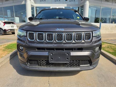 Used 2024 Jeep Compass Latitude AWD/4WD image 2