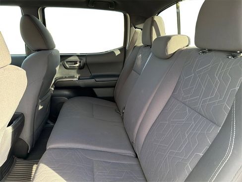 Used 2017 Toyota Tacoma TRD Sport image 11