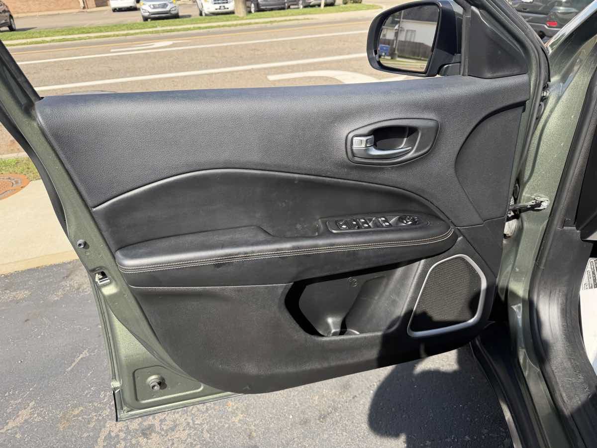 Used 2019 Jeep Compass Latitude AWD/4WD image 11
