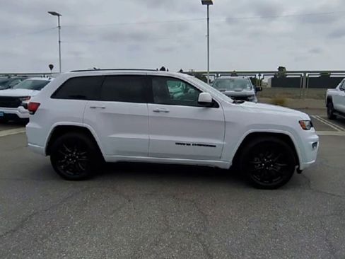 Used 2018 Jeep Grand Cherokee Altitude RWD image 9