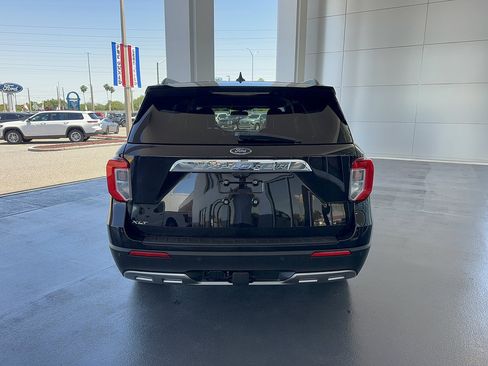 Certified 2022 Ford Explorer XLT w/ Equipment Group 202A RWD image 6