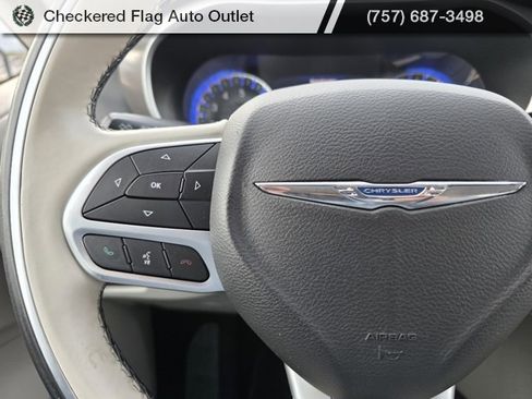 Used 2018 Chrysler Pacifica Limited image 29