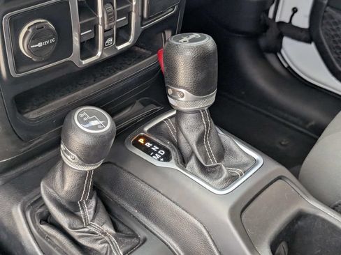 Used 2019 Jeep Wrangler Unlimited Sahara w/ Uconnect 4C Nav & Sound Group AWD/4WD image 18