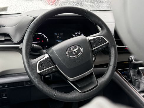 Used 2022 Toyota Sienna XLE image 17