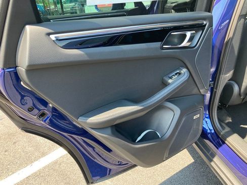 Certified 2024 Porsche Macan image 17