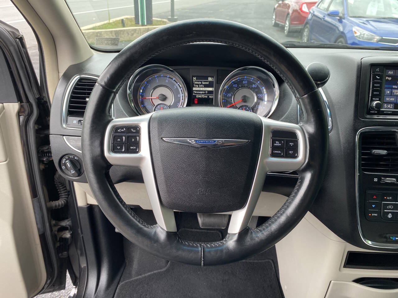 Used 2015 Chrysler Town & Country Touring w/ Driver Convenience Group FWD image 16