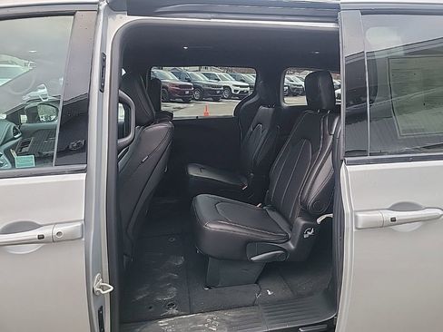 New 2026 Chrysler Pacifica Select image 6