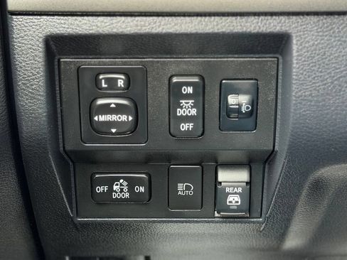 Used 2020 Toyota Tundra SR5 w/ SR5 Convenience Package AWD/4WD image 25