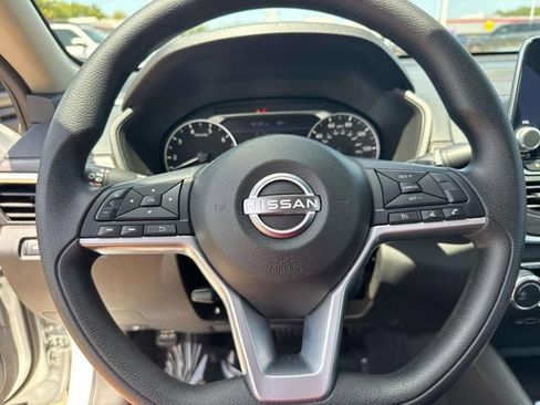 Used 2025 Nissan Altima 2.5 SV FWD image 28