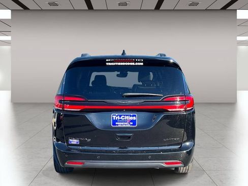 Used 2025 Chrysler Pacifica Limited FWD image 4
