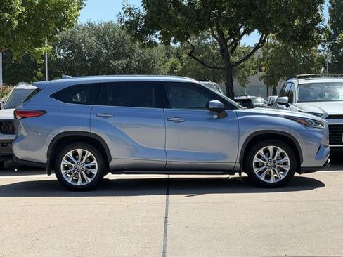 Used 2022 Toyota Highlander Limited FWD image 3
