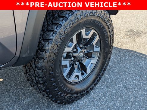 Used 2016 Toyota Tacoma TRD Off-Road w/ Premium & Technology Package AWD/4WD image 12