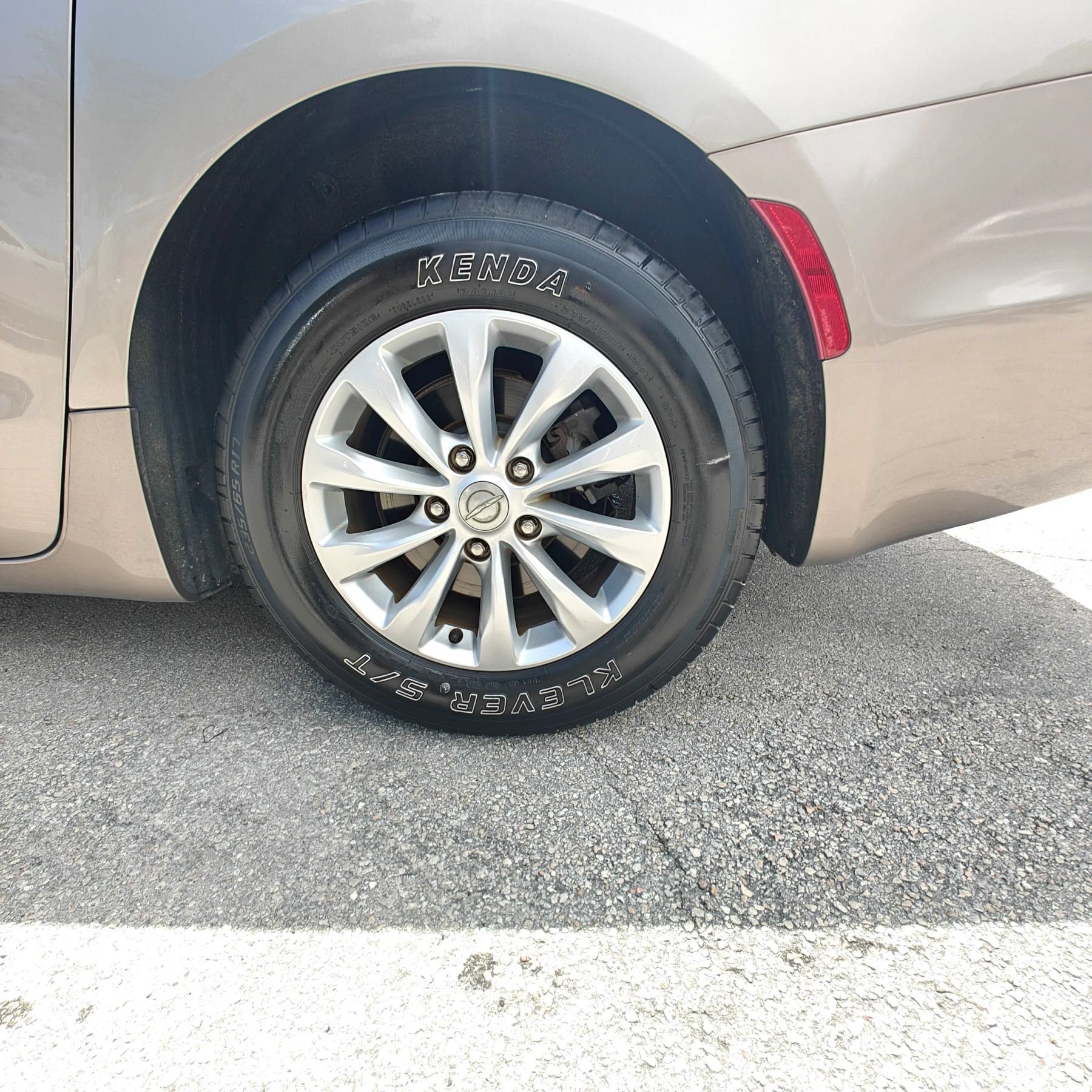 Used 2017 Chrysler Pacifica Touring-L FWD image 21