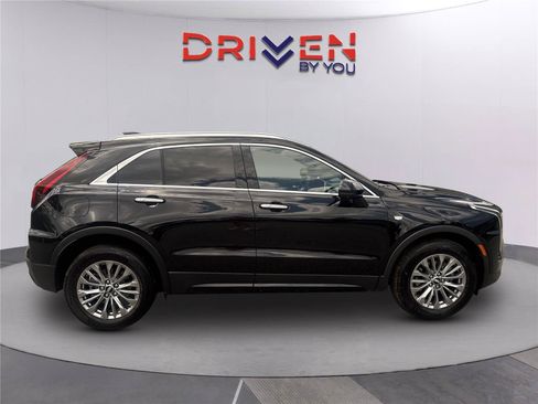 Used 2025 Cadillac XT4 Premium Luxury w/ Technology Package FWD image 3