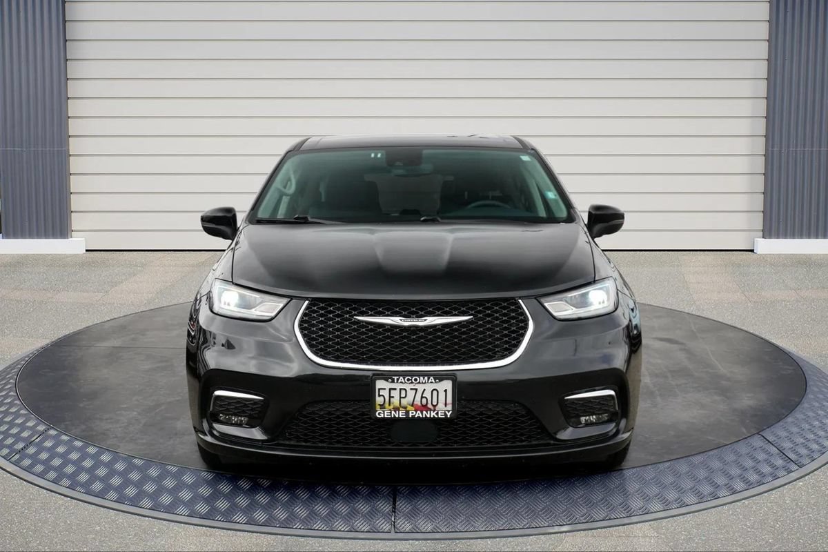 Used 2023 Chrysler Pacifica Touring-L FWD image 2