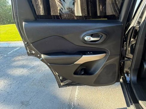 Used 2017 Jeep Cherokee Latitude image 11