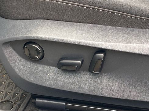 Used 2025 Volkswagen Taos SE image 12