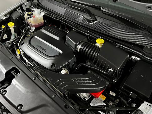 Used 2024 Chrysler Pacifica Touring-L image 11