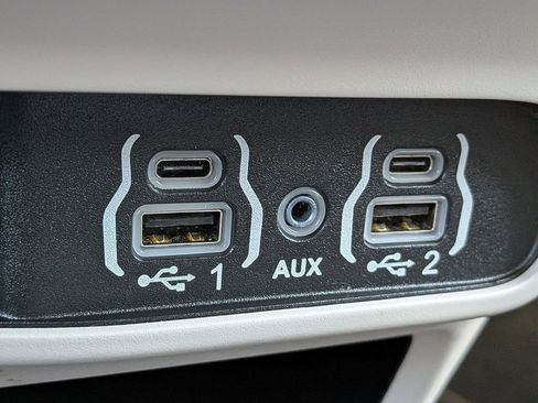 Used 2024 Chrysler Pacifica Touring-L image 23