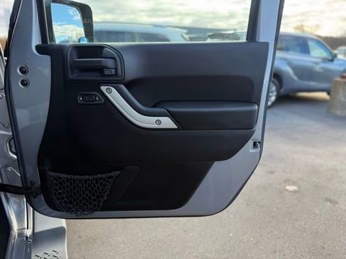 Used 2016 Jeep Wrangler Unlimited Sahara w/ Connectivity Group image 15