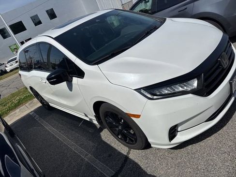 Used 2024 Honda Odyssey Sport image 3