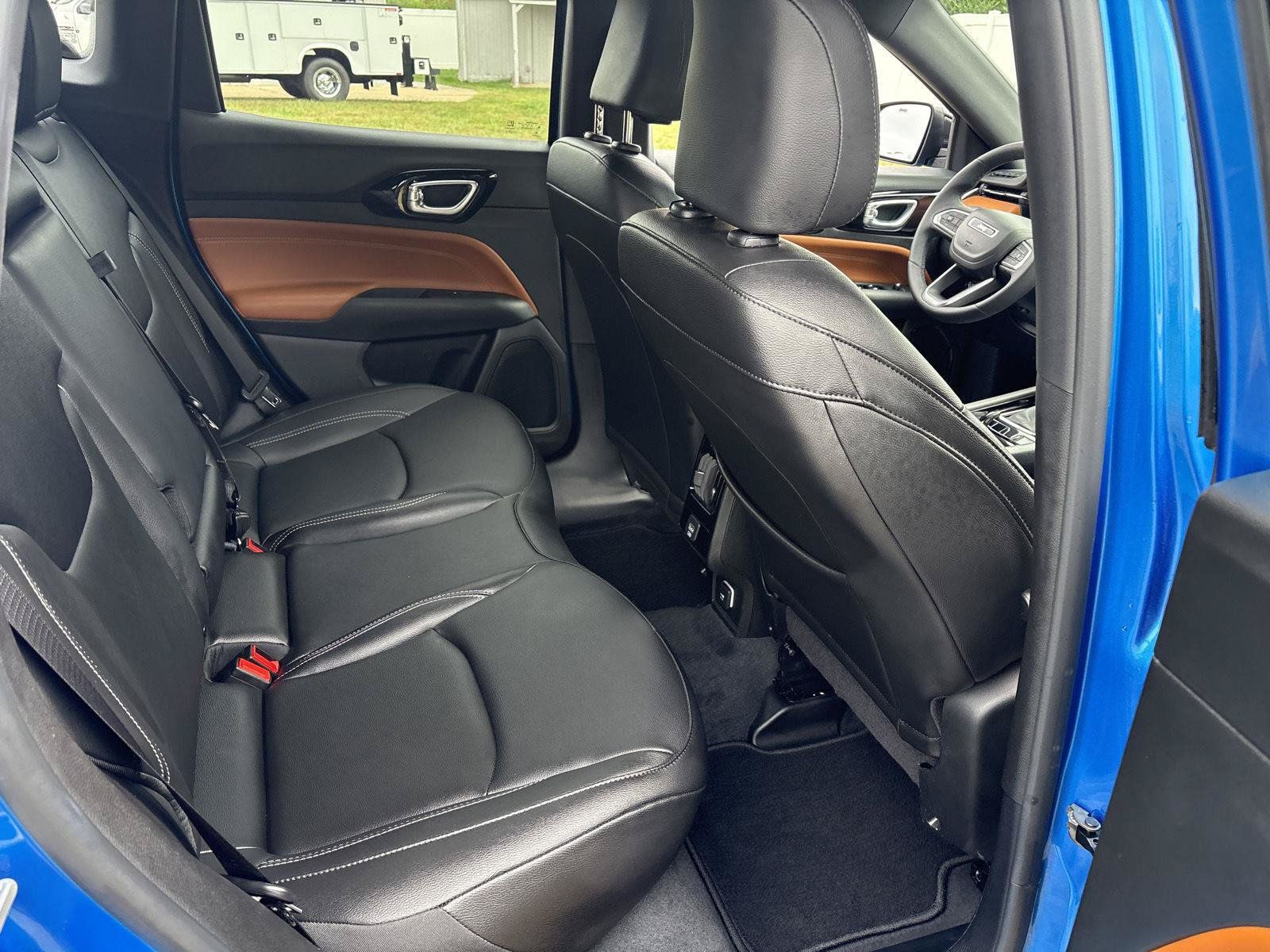 Used 2025 Jeep Compass Limited AWD/4WD image 12