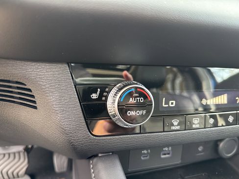 New 2025 Mitsubishi Outlander SE image 7