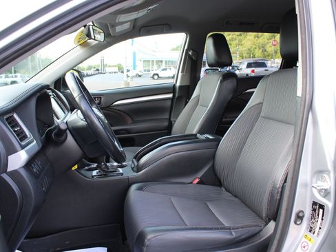 Used 2018 Toyota Highlander Plus w/ Carpet Mat Package (TMS) AWD/4WD image 15