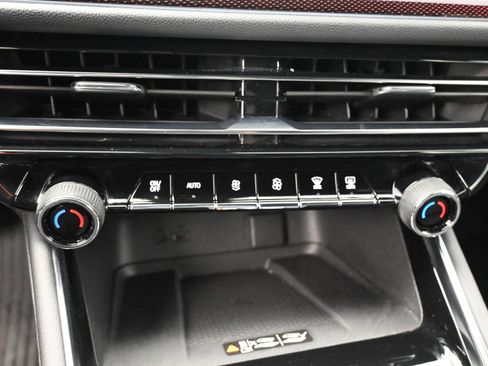 Used 2025 Chevrolet Traverse Z71 image 21