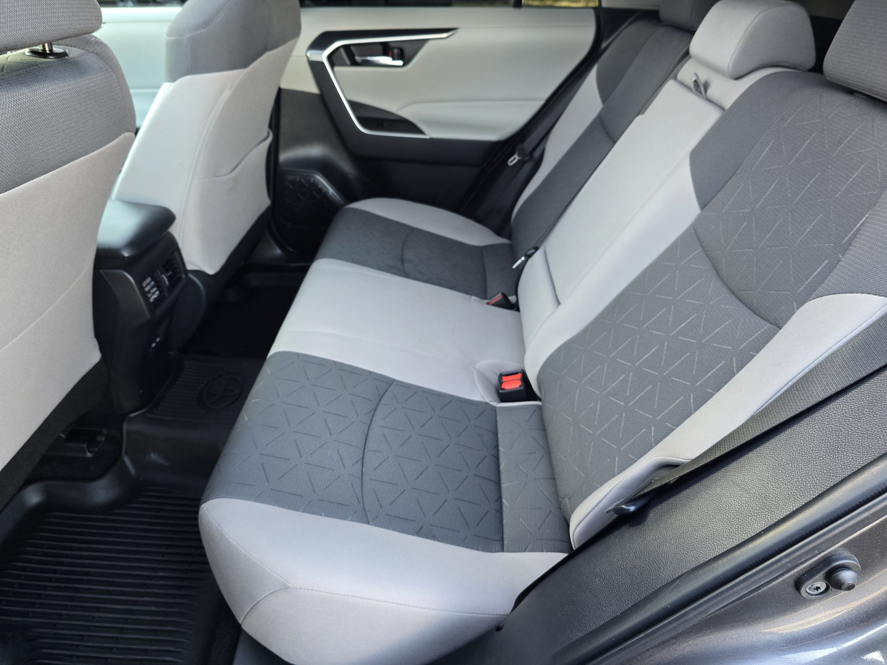 Used 2022 Toyota RAV4 XLE w/ Convenience Package AWD/4WD image 6