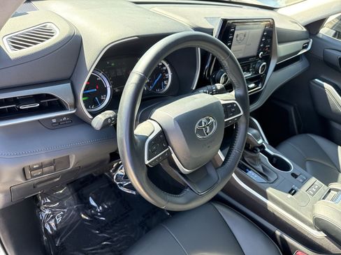 Used 2022 Toyota Highlander XLE AWD/4WD image 16