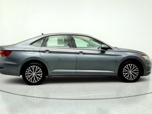 Used 2019 Volkswagen Jetta SE w/ Cold Weather Package FWD image 4