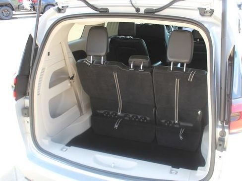 Used 2024 Chrysler Pacifica Touring-L FWD image 6
