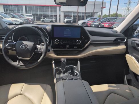 Used 2023 Toyota Highlander XLE AWD/4WD image 12